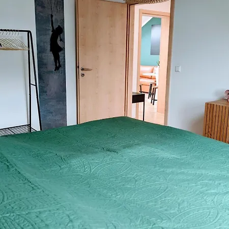 Rooftop Art Apartment, E-roller,ausblick,wlan,tv, Netflix ケムニッツ